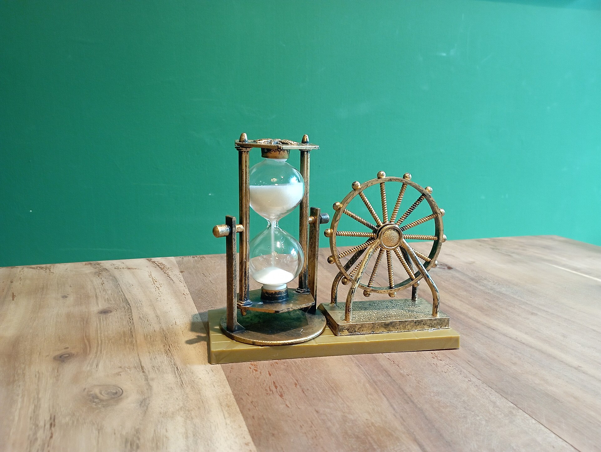 Hourglass symbolizing access and time in high-yield savings vs money market vs CD choices