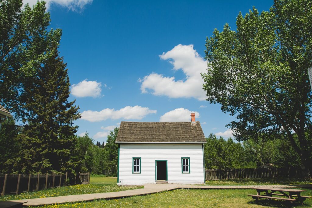 Home in spring representing the fixed-rate vs adjustable-rate mortgage choice
