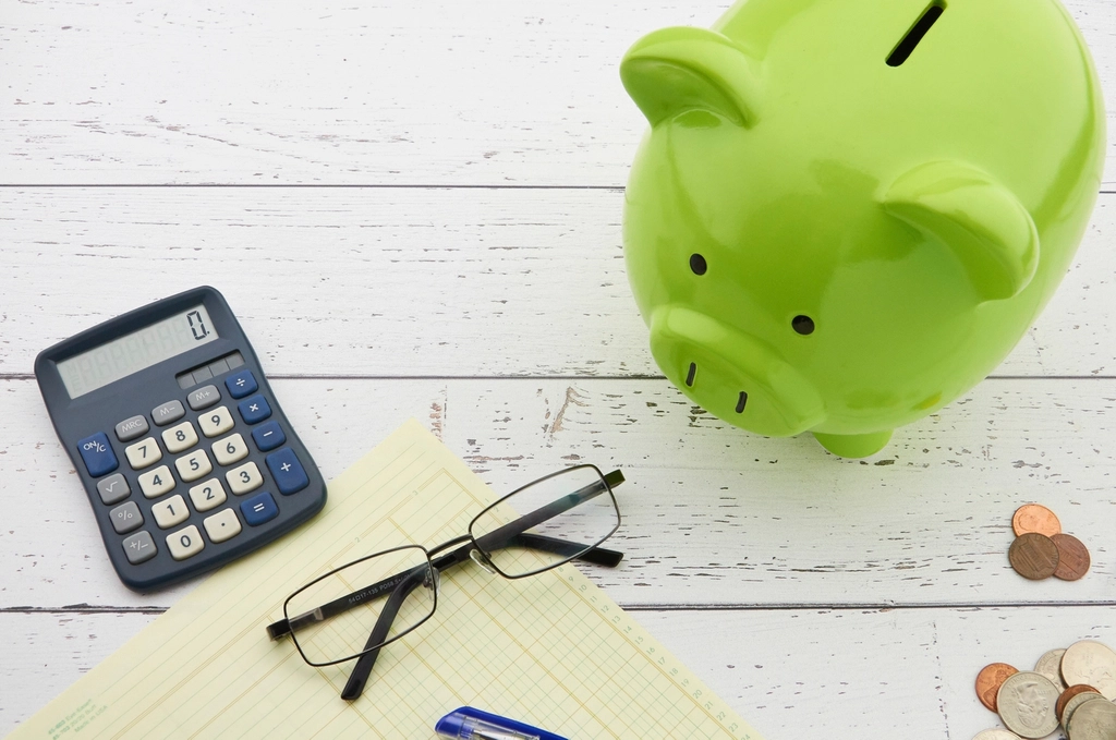 Piggy bank and savings, weighing a personal loan vs. credit card for a large purchase